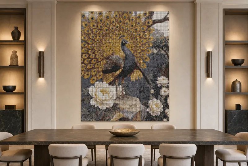 Simulation von The Threshold, einem Steinmosaik von 160 × 200 cm mit einem Pfau, an der Wand eines Esszimmers über einem Steintisch.